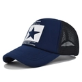Dettaglio del cappellino trucker blu scuro con stampa quadrata bianca e stella blu - Blu navy