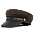 Primer plano detallado de gorra newsboy marrón con visera de cuero negro y botón dorado - M / café