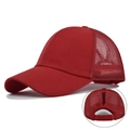 Détail de la casquette rouge avec maille respirante et ouverture pour queue de cheval - Réglable / Rouge