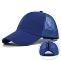 Détail de la casquette de baseball marine avec ouverture pour queue de cheval et filet - Réglable / Bleu