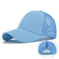 Détail de la casquette queue de cheval bleu ciel avec maille et sangle ajustable - Réglable / Rose bonbon