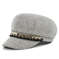 Berretto newsboy grigio in maglia con filo metallico dorato e catena decorativa - M (56-58cm) / Catena Grigia