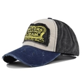 Dettaglio ravvicinato della toppa MOTORS RACING TEAM e della visiera usurata sul cappellino - Regolabile / Blu Marino E Nero