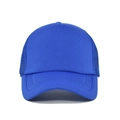 Dettaglio frontale del cappello trucker blu con pannello in schiuma e rete traspirante - Blu