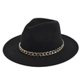 Detail van zwarte wollen fedora hoed met een opvallende goud- en zilveren kettingband - Zwart
