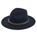 Detail van donkerblauwe wollen fedora met een dikke tweekleurige metalen schakelketting - Marineblauw