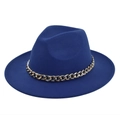 Detail van donkerblauwe vilten fedora hoed met goud-zwarte decoratieve ketting en rand - Blauw