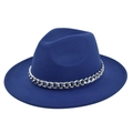 Königsblauer Woll-Fedora-Hut mit markanter silberner Metallkette und flacher Krempe - Blau