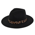 Detail van zwarte wollen fedora hoed met luipaardprint band en gouden klinknagel - M (56-58cm) / Zwart