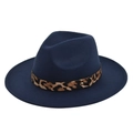 Detail van marineblauwe wollen fedora hoed met luipaardprint band en gouden gesp - M (56-58cm) / Marineblauw