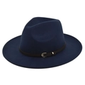Detail van een marineblauwe wollen fedora hoed met een bruine leren band en zilveren gesp - Marineblauw