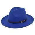 Detailopname van koningsblauwe wollen fedora met bruine leren band en zilveren metalen gesp - Blauw