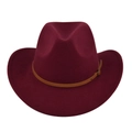 Detail van bordeauxrode vilten cowboyhoed met bruine lederen riem en gouden gesp - M (56-58cm) / Bordeauxrood