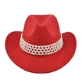 Détail d'un chapeau de cow-boy en feutre rouge avec bande décorative élégante en perles blanches - M (56-58cm) / Rouge