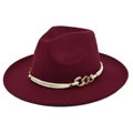 Detail van bordeauxrode fedora hoed met wit gevlochten touw en gouden strass-rand - M(56-58cm) / Wijnrood (BF156-2)