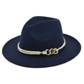 Detail van marineblauwe fedora hoed met wit gevlochten touw en gouden gesp - M(56-58cm) / Marineblauw (BF156-3)