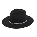Detail van een zwarte wollen fedora hoed met een zilveren cubaanse ketting decor - Zwart