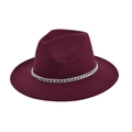 Detail van bordeauxrode wollen fedora hoed met zilveren ketting en brede rand - Bordeauxrood