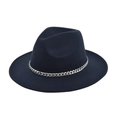 Detail van een donkerblauwe wollen fedora hoed met een stoere zilveren metalen ketting - Marineblauw