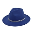 Detail van koningsblauwe wollen fedora hoed met een stijlvolle zilveren ketting - Blauw