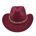Detailweergave van bordeauxrode vilten cowboyhoed met een dikke gouden metalen kettingband - M / Bordeauxrood