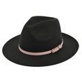Detail van een zwarte vilten fedora hoed met een roze leren band en gouden metalen gesp - M (56-58cm) / Zwart