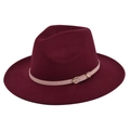Detail van donker wijnrode wollen fedora hoed met roze leren band en gouden gesp - M (56-58cm) / Bordeauxrood
