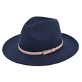 Detail van donkerblauwe wollen fedora hoed met roze lederen band en gouden metalen gesp - M (56-58cm) / Marineblauw