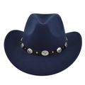 Detail van donkerblauwe vilten cowboyhoed met lederen band en zilveren reliëf versiering - M (56-58cm) / Marineblauw