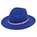 Detail van donkerblauwe fedora hoed met een lichtroze leren band en gouden metalen gesp - M (56-58cm) / Blauw