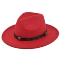 Dettaglio cappello in feltro rosso con cinturino in pelle marrone e rivetti in metallo - M (56-58cm) / Rosso
