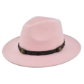 Dettaglio cappello fedora rosa con cinturino in pelle marrone, fibbia in bronzo e punto croce - M (56-58cm) / Rosa