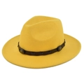 Dettaglio del cappello fedora in lana gialla con fascia in pelle marrone e borchie - M (56-58cm) / Giallo