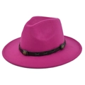 Dettaglio di un cappello fedora fucsia con fascia in pelle marrone e borchie in metallo - M (56-58cm) / Rosa Rosso