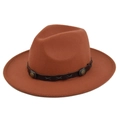 Dettaglio del cappello fedora marrone scuro con fascia in pelle e fibbie in ottone - M (56-58cm) / Rosso Ruggine