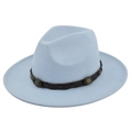 Dettaglio cappello fedora azzurro con fascia in pelle marrone e borchie metalliche - M (56-58cm) / Celeste