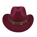 Detail van bordeauxrode wollen vilt cowboyhoed met gevlochten band en zilveren hanger - M (56-58cm) / Bordeauxrood