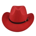 Détail d'un chapeau de cowboy en feutre rouge avec ceinture noire et boucle dorée - M (56-58cm) / Rouge