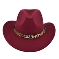 Detail van de bordeauxrode vilten cowboyhoed met luipaardband en zilveren metalen gesp - M (56-58cm) / Bordeauxrood