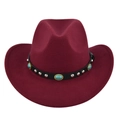 Dettaglio cappello di lana bordeaux con fascia in pelle borchiata e pietre turchesi - M / Borgogna