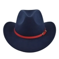 Dettaglio del cappello cowboy in feltro blu navy con cinturino in pelle rossa e fibbia oro - M (56-58cm) / Blu navy