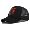 Detail der schwarzen Trucker-Mütze mit orangefarbenem Tiger-Print und atmungsaktivem Netz - Verstellbar / Rot