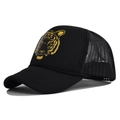 Detailansicht der schwarzen Trucker-Cap mit goldenem Tigerkopf-Print und Netzgewebe - Verstellbar / Gelb