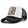 Detailopname van de geborduurde tijgerpatch op de zwart-witte mesh truckerpet met mesh - Verstelbaar / Zwart-wit Patchwork