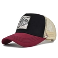 Primer plano del bordado de cebra en gorra trucker de rejilla granate y negra - Estilo Patchwork (CM617-3) / Burdeos y Negro