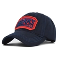 Dettaglio del cappellino da baseball blu navy con ricamo 3D Kevin's SUPER di qualità - Blu navy
