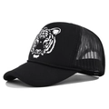 Schwarze Mesh Trucker Cap mit weißem Tigerkopf-Aufdruck und gebogenem Schirm - Verstellbar / Weiß
