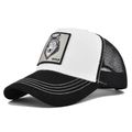 Detail van een zwart-witte truckercap met een grijze wolf geborduurde patch - Verstelbaar / Zwart-wit Patchwork