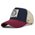 Detail van een driekleurige truckercap met wolvenborduurwerk en ademend beige gaas - Verstelbaar / Bourgondië & Marine