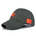 Dettaglio del ricamo a stella rossa e della bandiera sul cappello da baseball tattico verde - Regolabile / Verde militare